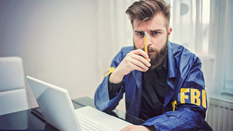 एफबीआय एजंट पेनची छाननी करत आहे