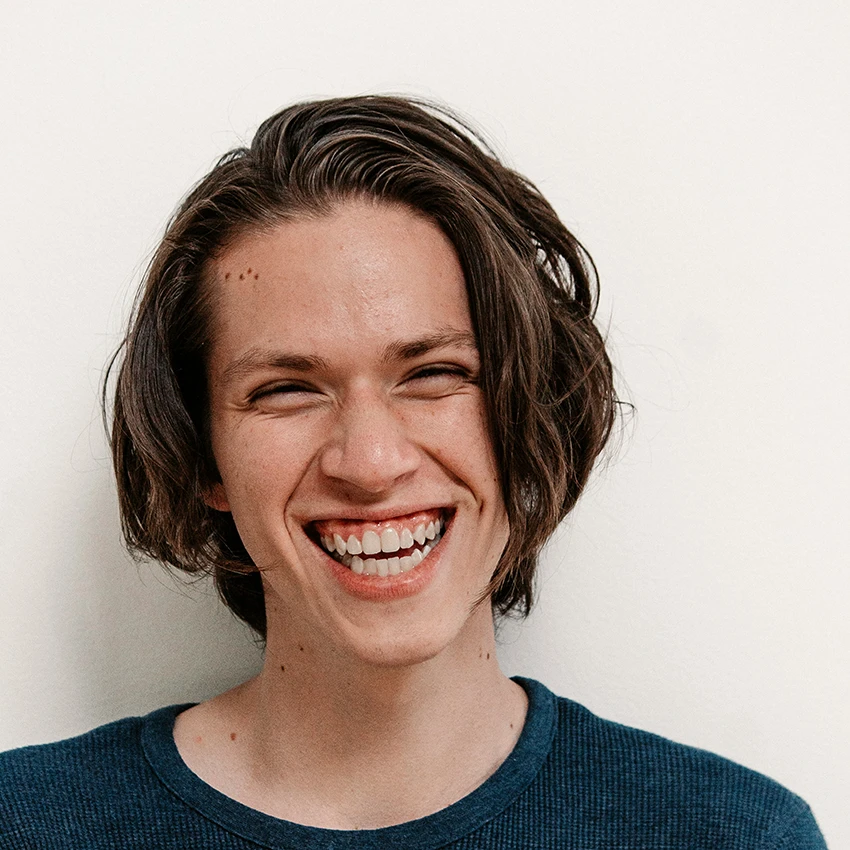 नैसर्गिक हसणारा माणूस