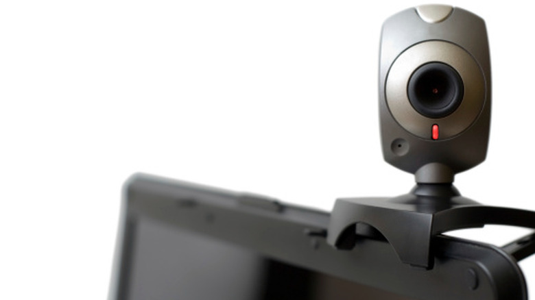 वर वेबकॅम असलेला लॅपटॉप