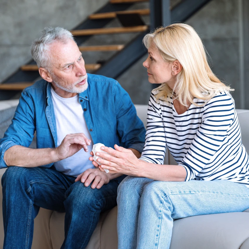 एका स्त्री मित्रासोबत समस्यांबद्दल बोलत असलेल्या पुरुषाचा परिणाम म्हणून चांगले रोमँटिक संबंध असतात