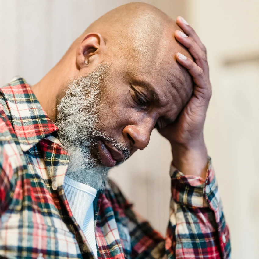 कमी आत्मसन्मान असलेला टक्कल असलेला माणूस