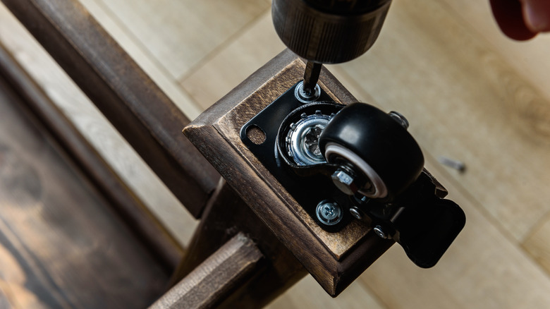 टेबलवर कॅस्टर स्क्रू करणे