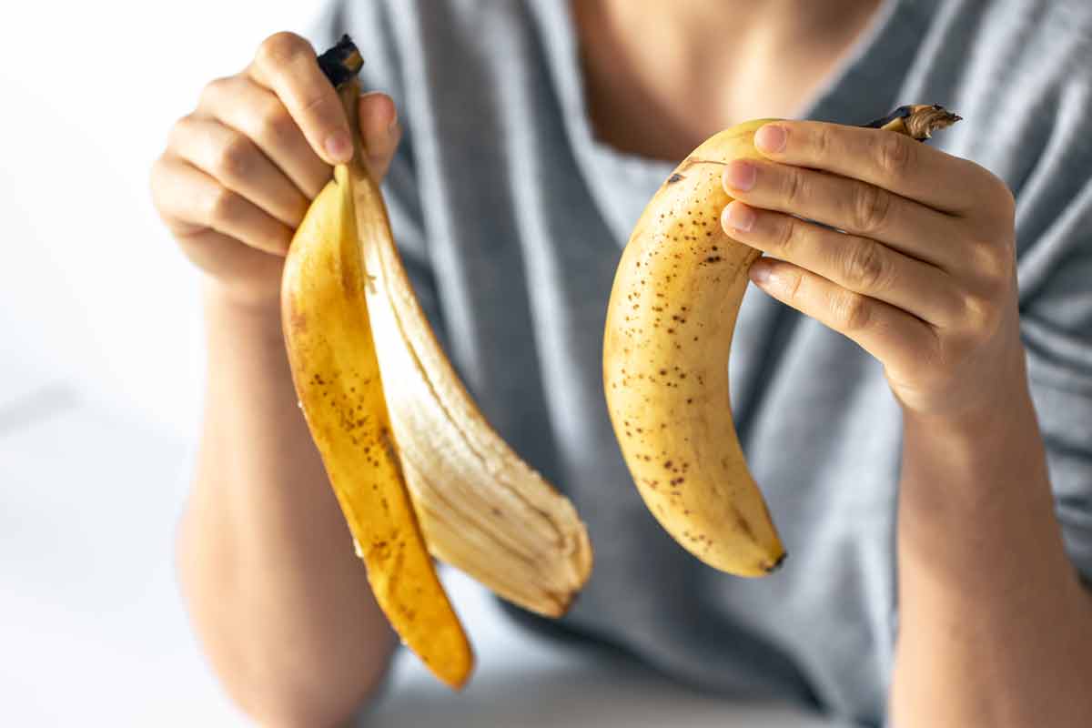 केसांची निगा राखण्यासाठी टिप्स: चमकदार केसांसाठी केळीच्या सालीची पावडर