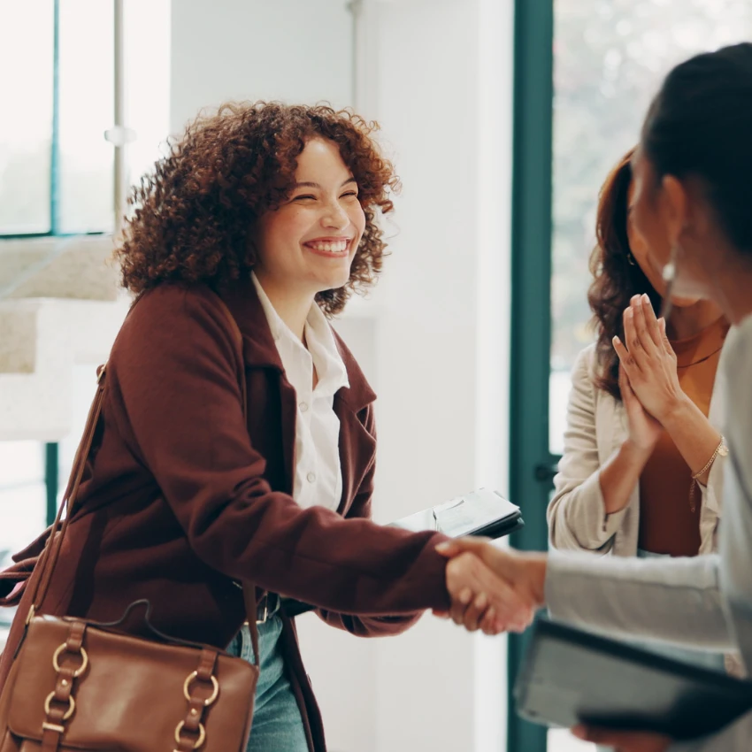 नोकरी अर्जदार मुलाखतीत तिचे व्यक्तिमत्व दाखवत आहे