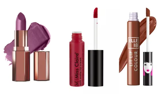 जांभळा, लाल आणि तपकिरी रंग असलेल्या मिस क्लेअर आणि एले 18 ब्रँडच्या लिपस्टिकच्या तीन वेगवेगळ्या छटा.