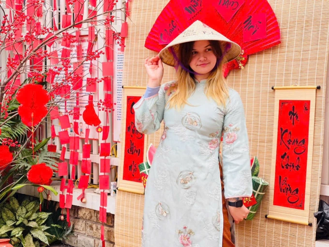 अलेक्झांड्रा सोरोकिना, 24 वर्षांची, रशियन हनोई, 2025 मध्ये एओ दाईचे फोटो घेण्याच्या ट्रेंडला प्रतिसाद देत आहे. फोटो: पात्राद्वारे प्रदान केलेला