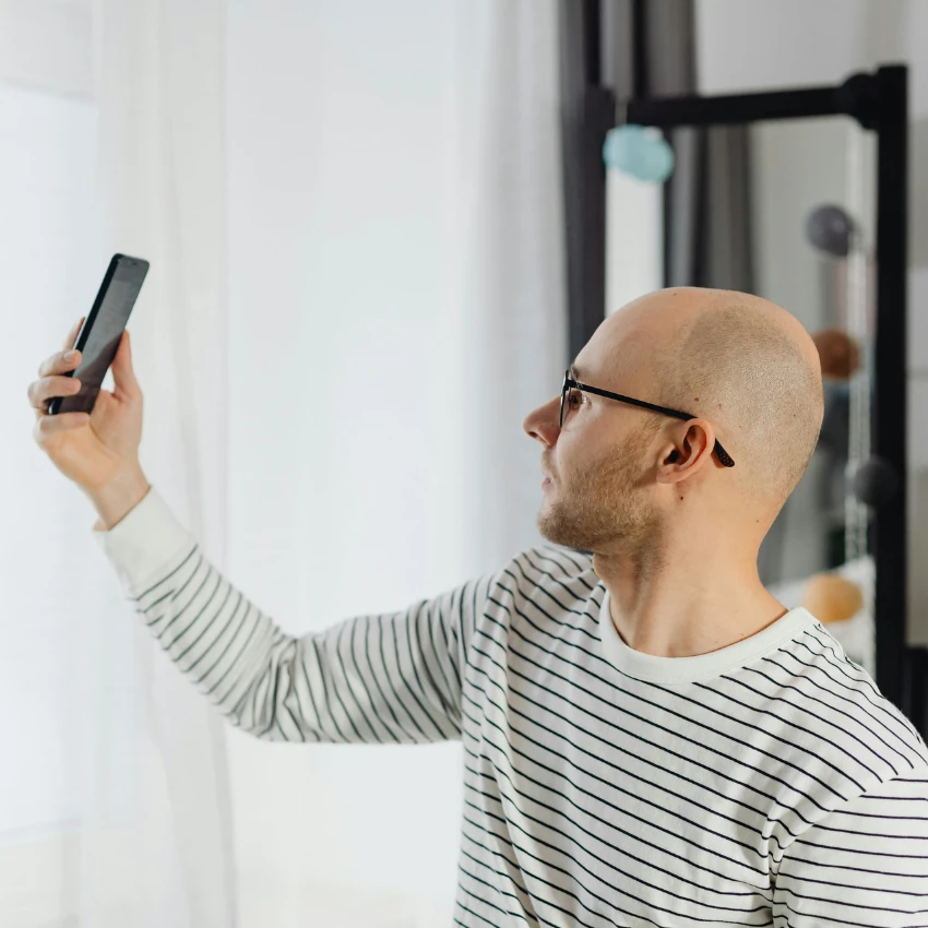 बाल्ड रेडडिटवर शेअर करण्यासाठी फोटो काढणारा माणूस