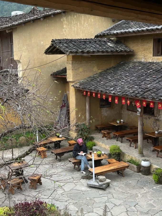 नॉर्दर्न पोल कॉफीच्या बाहेरची जागा. फोटो: गुयेन हा ची