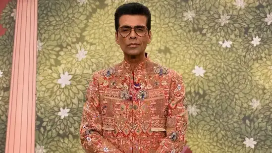 करण जोहरने बॉलीवूडच्या सशुल्क पीआर संस्कृतीवर टीका केली, असे म्हटले आहे की ते वास्तव अस्पष्ट करते