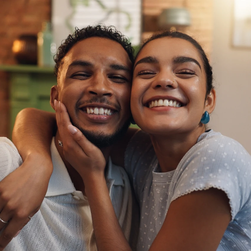 निरोगी आणि आनंदी विवाहित जोडपे