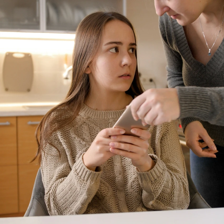 शिक्षा म्हणून आई किशोरचा फोन काढून घेत आहे