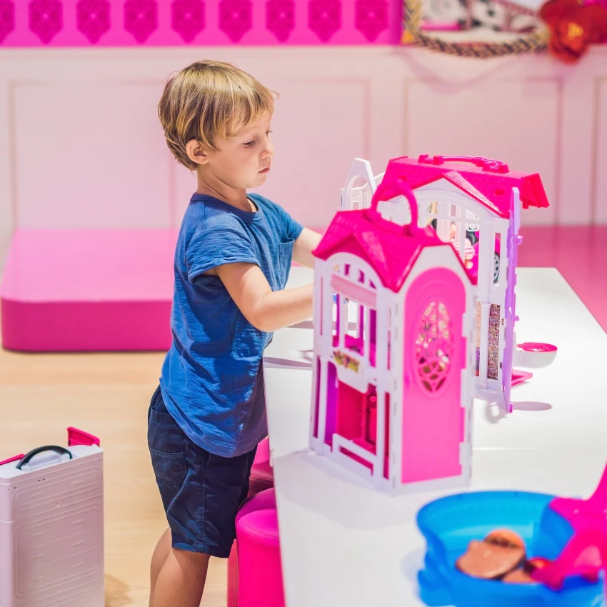 मुलगा बाहुल्यांसोबत खेळत आहे कारण त्याच्या आईने त्याला नको असे सांगितले नाही