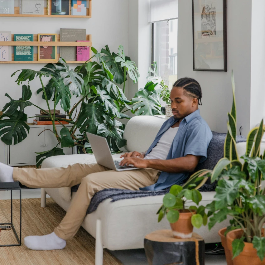 घरून काम करणारा माणूस