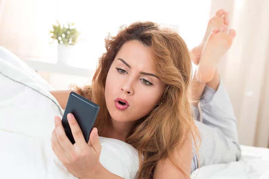 स्मार्टफोन स्क्रीन एक्सपोजर पासून त्वचेवर ब्लू लाइट प्रभाव

