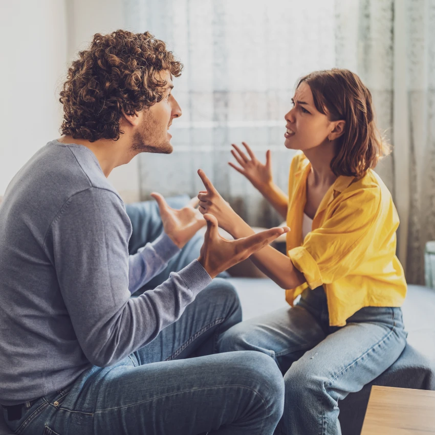 घरी राहणाऱ्या बॉयफ्रेंडशी भांडण करणारी स्त्री त्याला पुढे जाण्याचा प्रयत्न करत आहे जेणेकरून ते नातेसंबंधात संतुलन शोधू शकतील