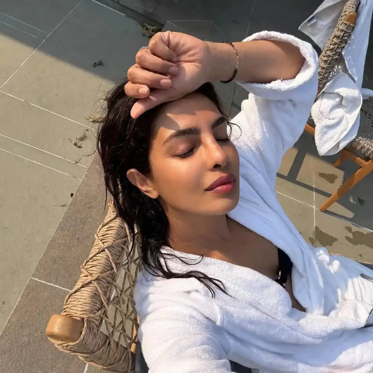 प्रियांका चोप्राचा जबरदस्त बिकिनी लूक: वयाच्या ४३ व्या वर्षीही ती चमकत आहे