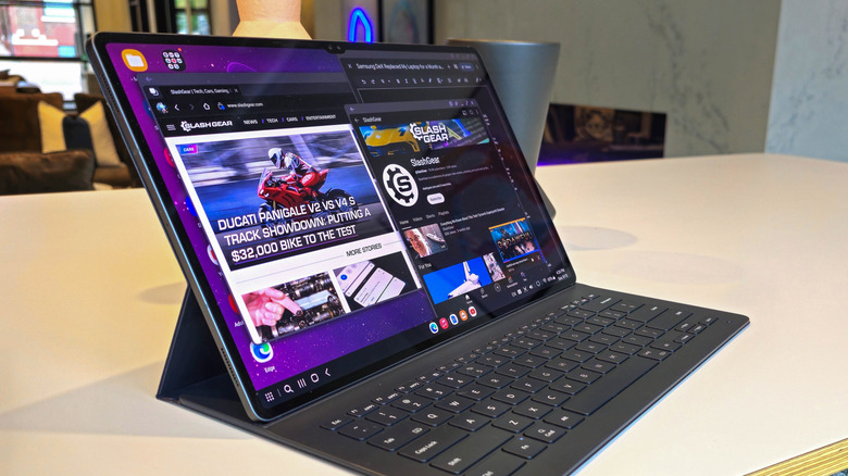 Samsung Galaxy Tab S9 Ultra टॅबलेट टेबलवर उभा आहे