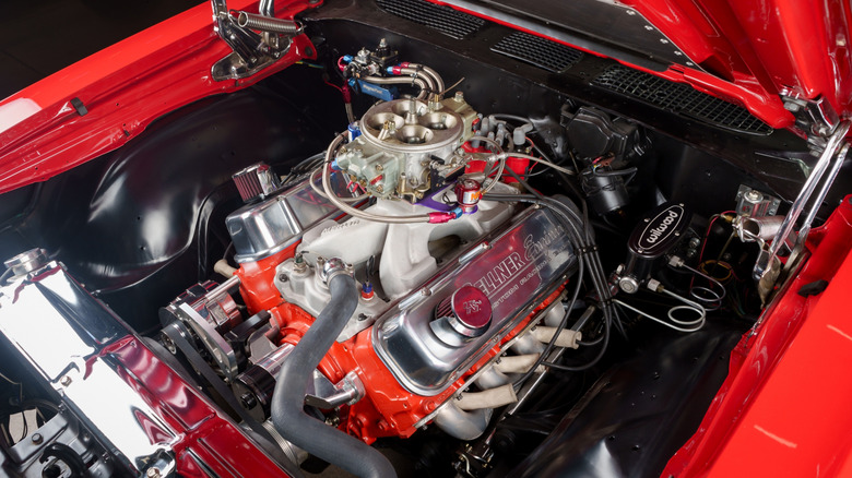 1969 चे शेवरलेट शेवेल एसएस मध्ये V8 इंजिन