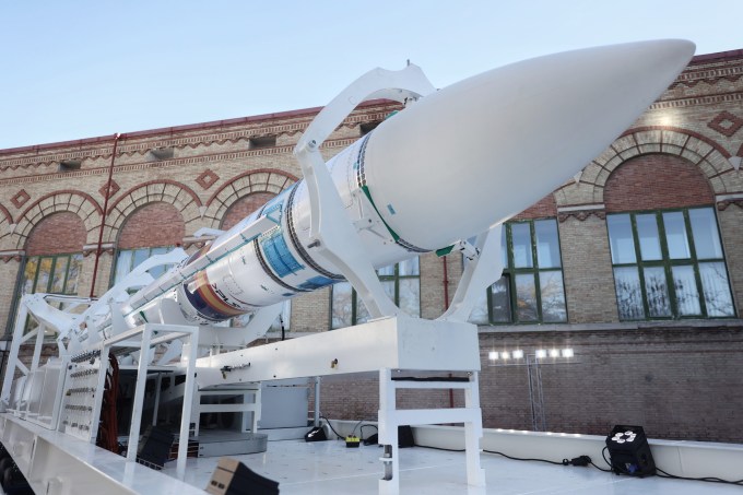PLD स्पेसचे MIURA 1 स्पेस रॉकेट 2021 मध्ये माद्रिदमध्ये सादरीकरणादरम्यान.
