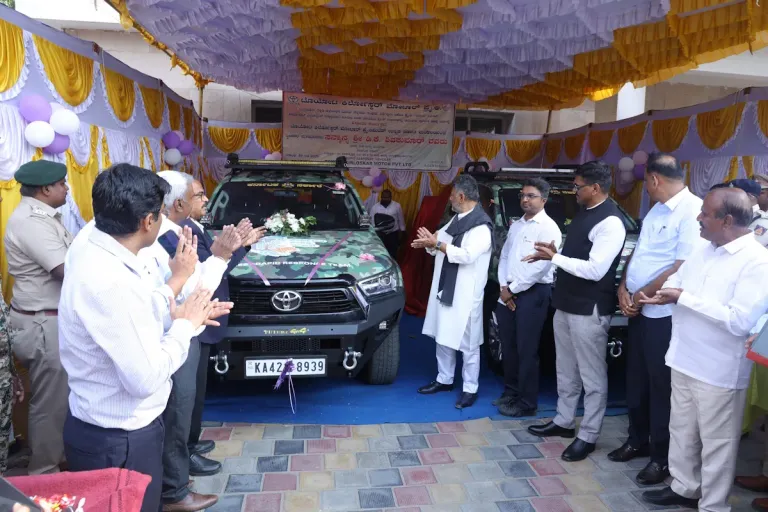 toyota भेटवस्तू कर्नाटक वन विभागाने सुधारित हिलक्स पिकअप ट्रक २