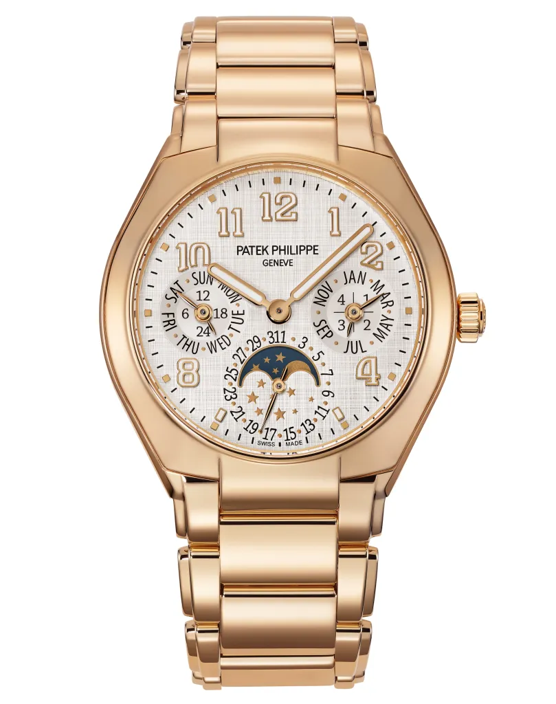 Patek Philippe ने कायमस्वरूपी कॅलेंडर, मून फेज आणि टेक्सचर्ड व्हाईट डायलसह सोन्याचे घड्याळ गुलाब केले.