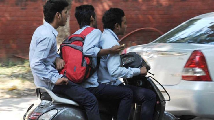 तिहेरी दुचाकी चालवणे बेकायदेशीर