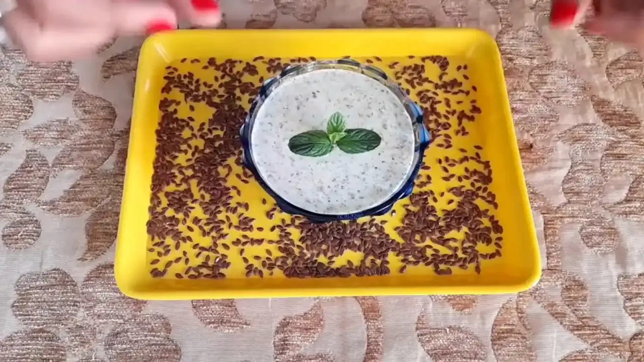 पौष्टिकतेने समृद्ध फ्लेक्ससीड रायता ताज्या पुदिन्याच्या पानांनी सजवून काचेच्या भांड्यात पिवळ्या ट्रेवर सर्व्ह केले जाते.