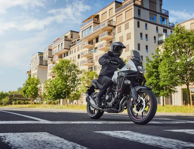 होंडा NX500 रस्त्यावर 740