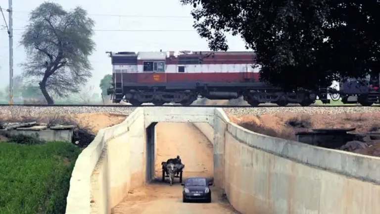 लेव्हल क्रॉसिंगऐवजी रेल्वे अंडरपास