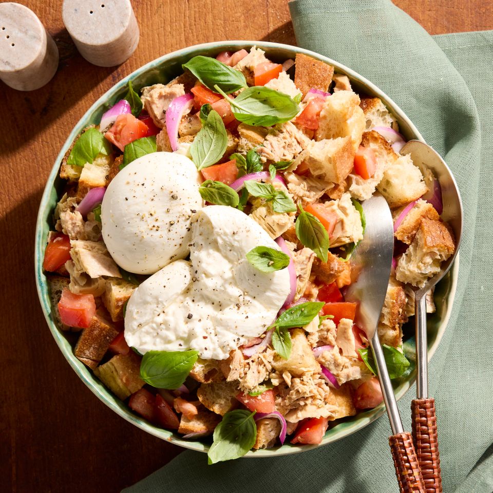 Burrata आणि Tuna सह Panzanella एक कृती प्रतिमा क्रेडिट: छायाचित्रकार: जेकब फॉक्स, फूड स्टायलिस्ट: सॅमी मिला, प्रॉप स्टायलिस्ट: जोसेफ वानेक.