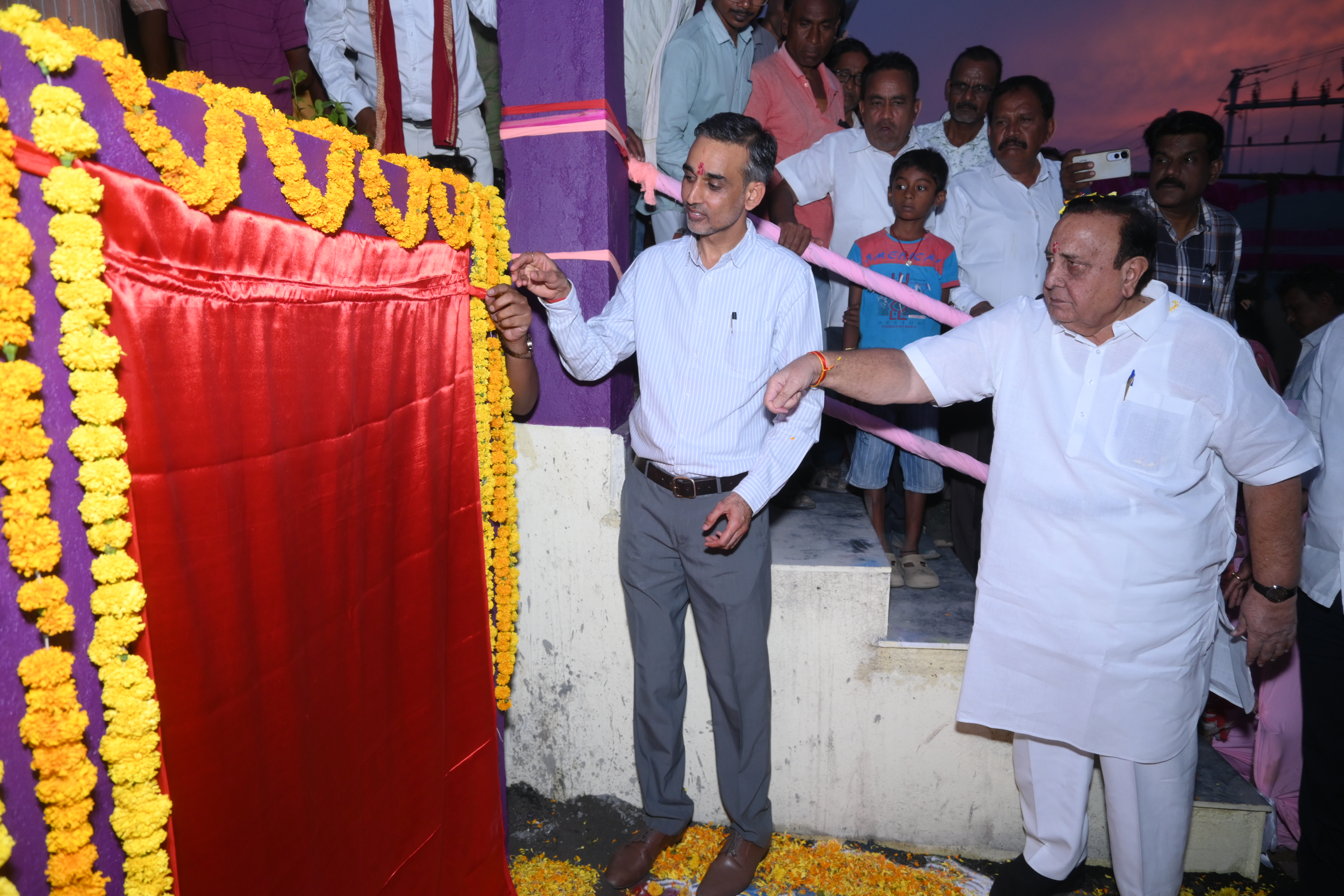 चंद्रपूरच्या उप्परवाही गावात अंबुजा सिमेंट्सने कम्युनिटी हॉल बांधला आणि त्याचे उद्घाटन केले