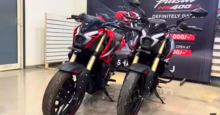 शोरूममध्ये 2025 बजाज पल्सर एनएस 400z वैशिष्ट्यीकृत