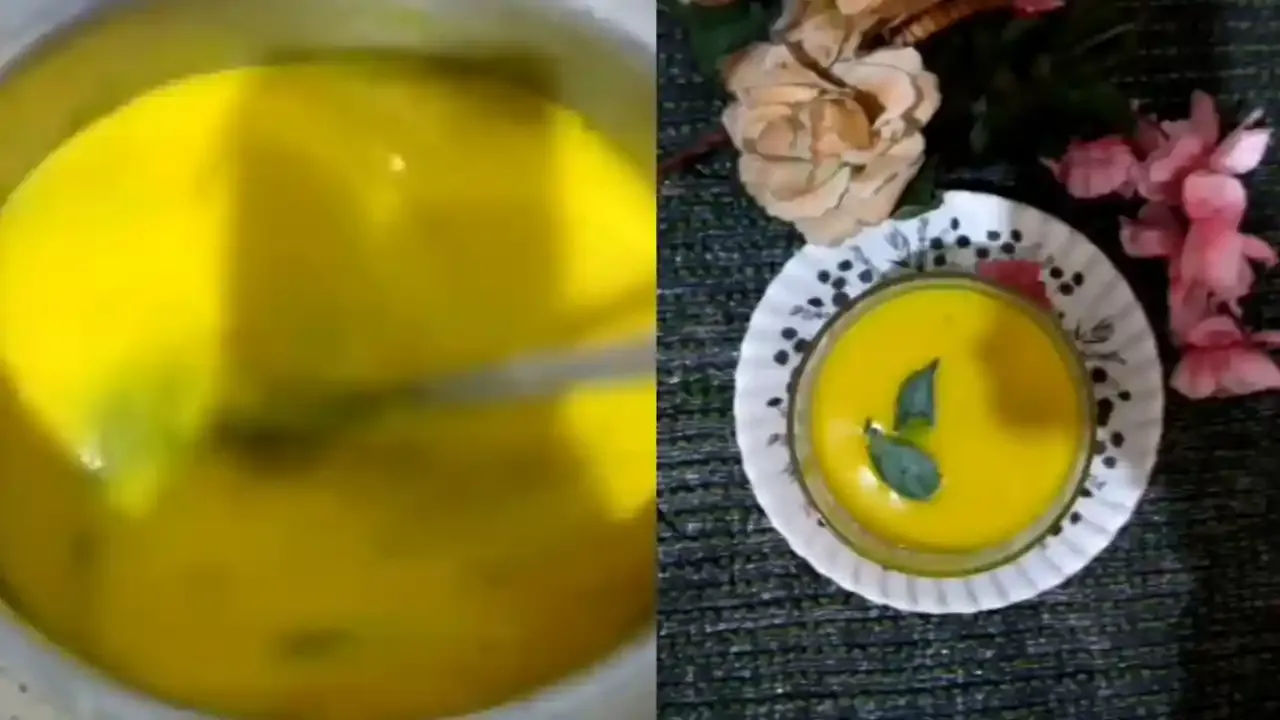दोलायमान पिवळा आंबा फजितो करी एका भांड्यात ढवळून पानांनी सजवलेल्या वाडग्यात सर्व्ह केली जाते.