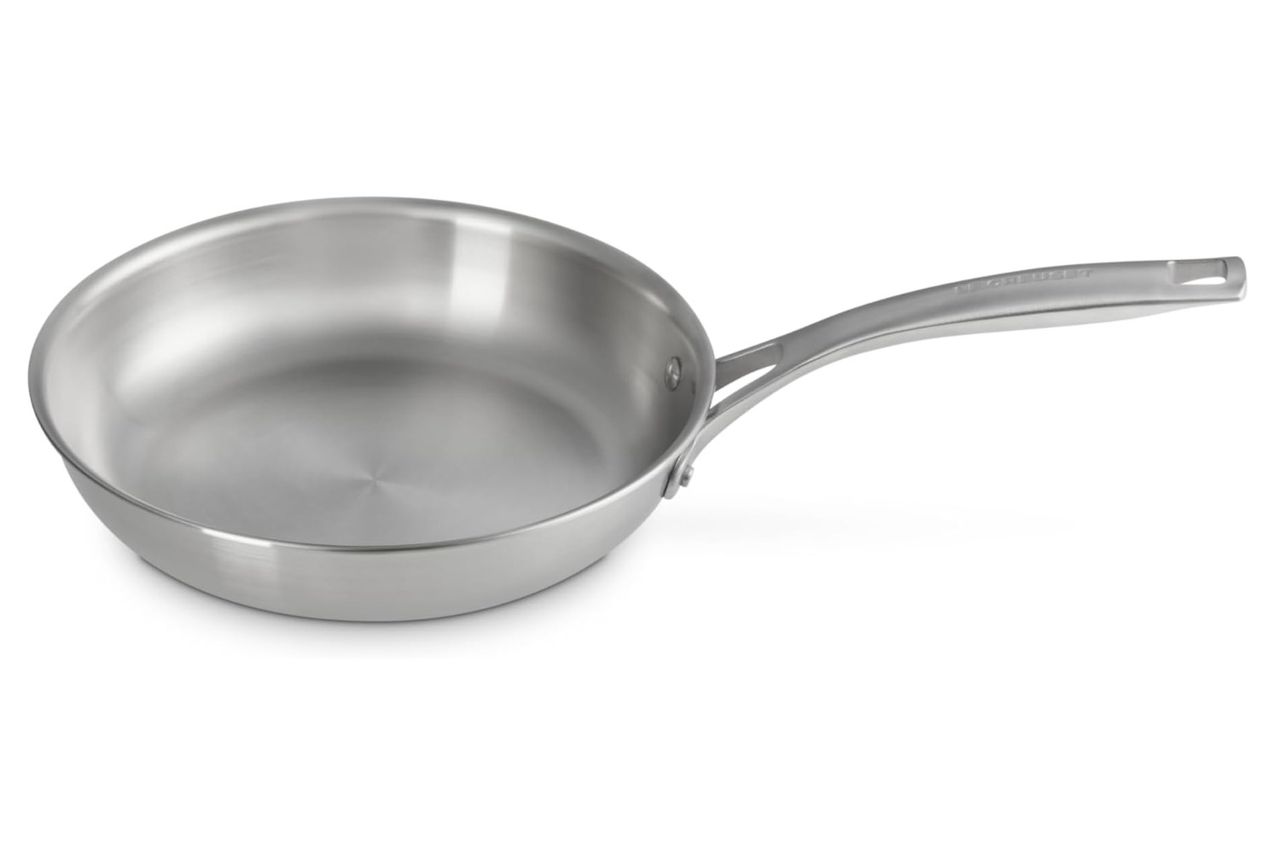 le creuset स्टेनलेस स्टील आवश्यक तळण्याचे पॅन क्रेडिट: ऍमेझॉन