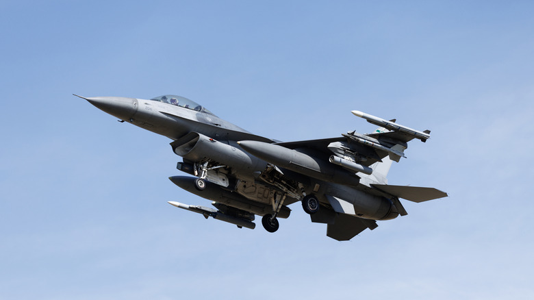 F-16 फायटिंग फाल्कन