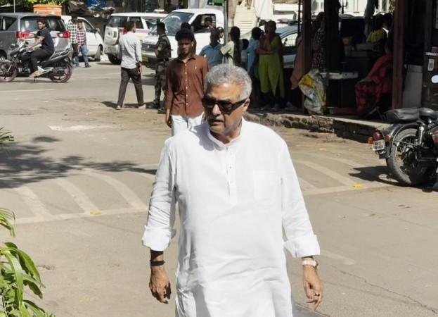 पहलाज निहलानी यांचे अंतिम संस्कार : वरुण धवनने गोविंदाच्या पायाला स्पर्श केला, मिठी मारली; फरहान अख्तर, मलायका अरोरा अंत्यसंस्कारासाठी उपस्थित होते