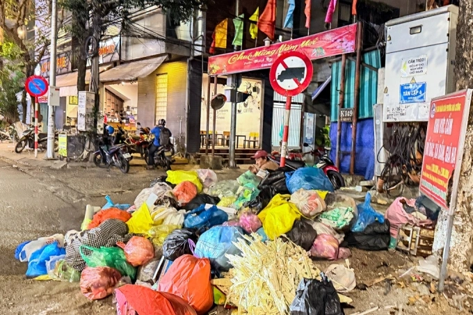 25 मे रोजी रात्री 8:30 वाजता गल्ली 149 Le Dinh Ly Street, Hoa Cuong Ward, Da Nang मध्ये कचरा आणि कचरा बेकायदेशीरपणे टाकण्यात आला. रिड/नगुयेन डोंग यांनी फोटो.