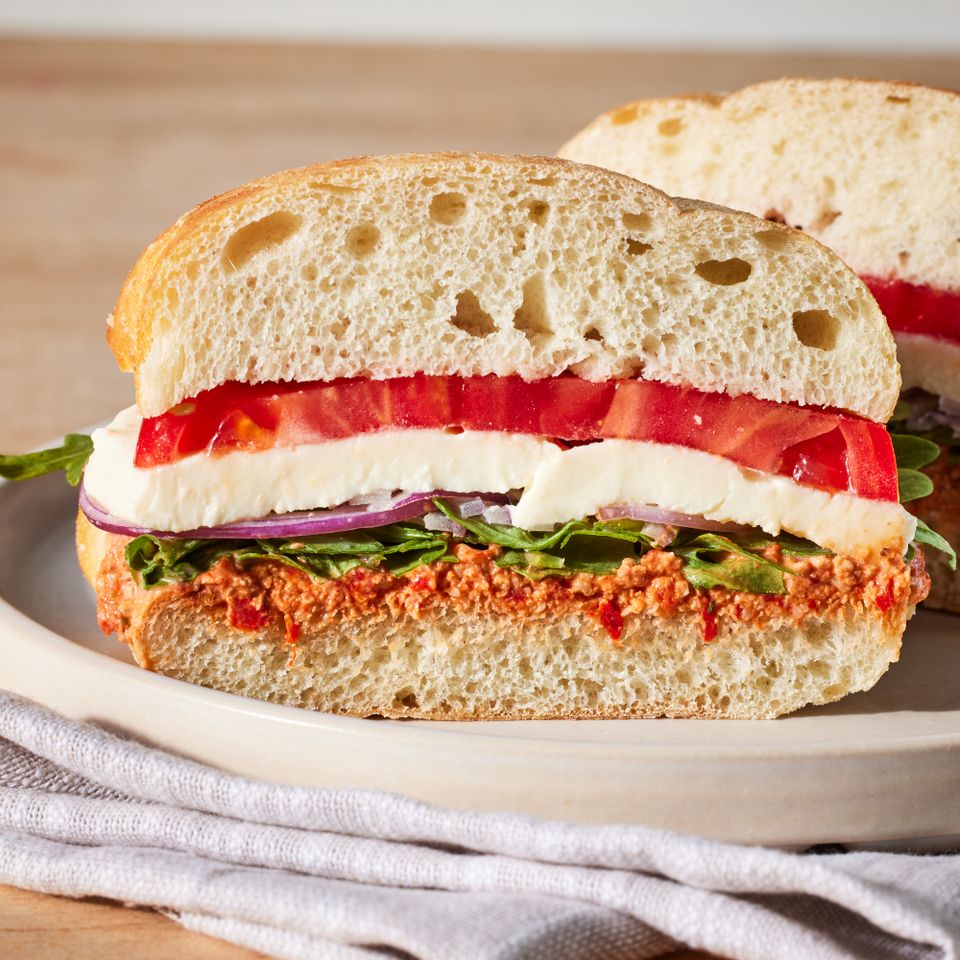 Veggie आणि Mozzarella Sandwich च्या रेसिपीचा फोटो क्रेडिट: छायाचित्रकार: जेन कॉसी, फूड स्टायलिस्ट: एमिली नाबोर्स हॉल, प्रॉप स्टायलिस्ट: लिंडसे लोअर
