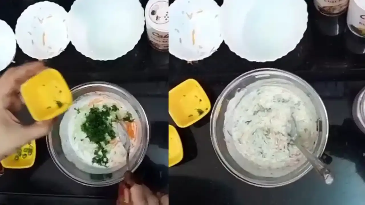 काचेच्या भांड्यांमध्ये ताजी औषधी वनस्पती आणि मसाले मिसळून निरोगी काकडी गाजर पुदिना रायता चरण-दर-चरण तयारी.