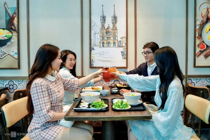 विमानतळावरील Sascos रेस्टॉरंटपैकी एक, Cuisine the Saigon येथे pho चा प्रयत्न करणारे प्रवासी. Sasco च्या फोटो सौजन्याने