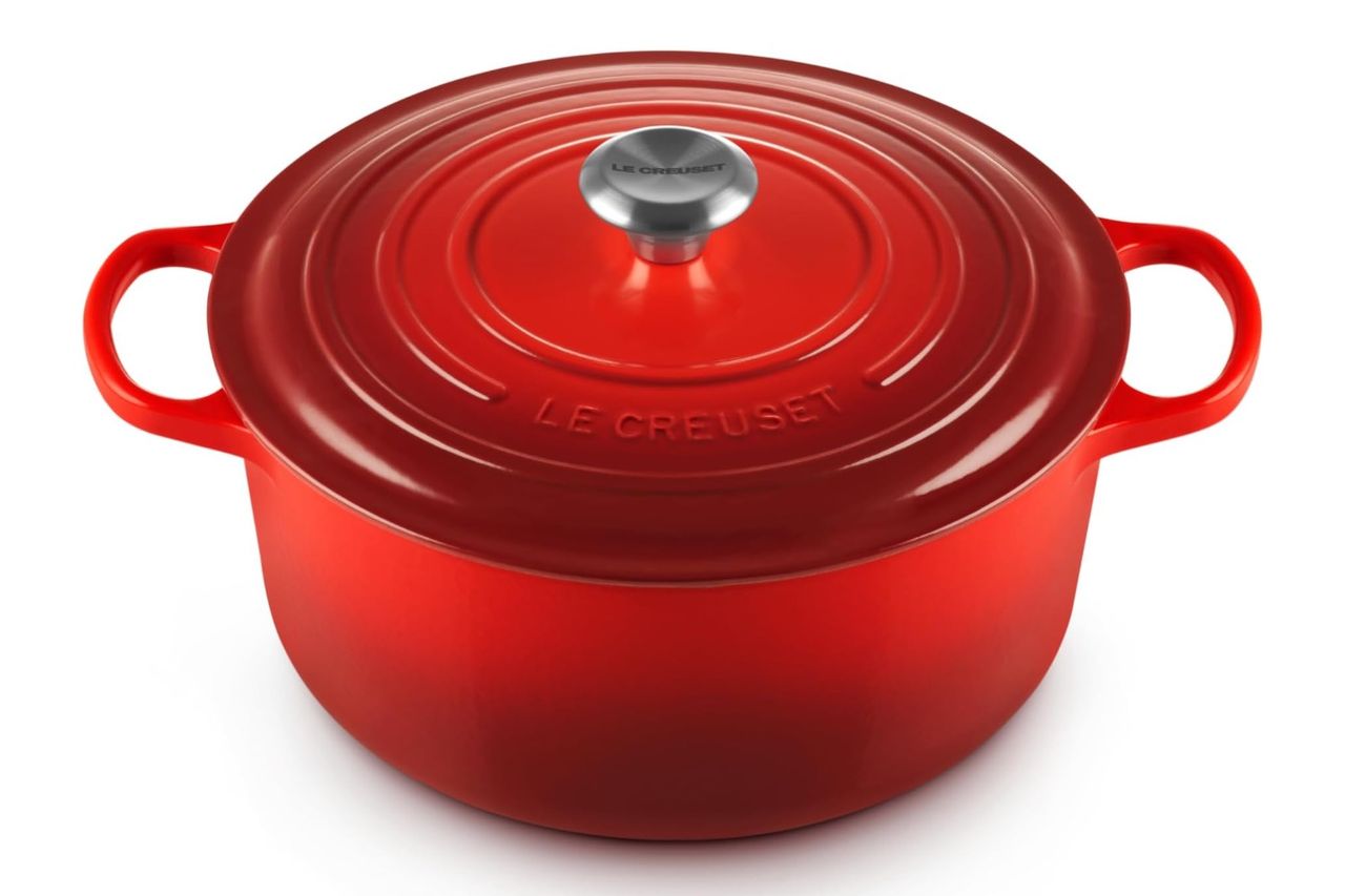 Le Creuset Enameled कास्ट आयरन स्वाक्षरी गोल डच ओव्हन क्रेडिट: ऍमेझॉन