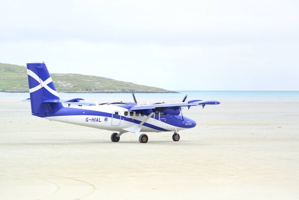 एक Loganair Viking DHC-6-400 ट्विन ऑटर बारा विमानतळावर (स्कॉटलंड, यूके) टेक-ऑफ करण्यापूर्वी टॅक्सी चालवत आहे, हे एकमेव विमानतळ असल्याचे मानले जाते एक Loganair Viking DHC-6-400 ट्विन ऑटर बारा विमानतळावर (स्कॉटलंड, यूके) टेक-ऑफ करण्यापूर्वी टॅक्सी चालवत आहे, हे एकमेव विमानतळ असल्याचे मानले जाते