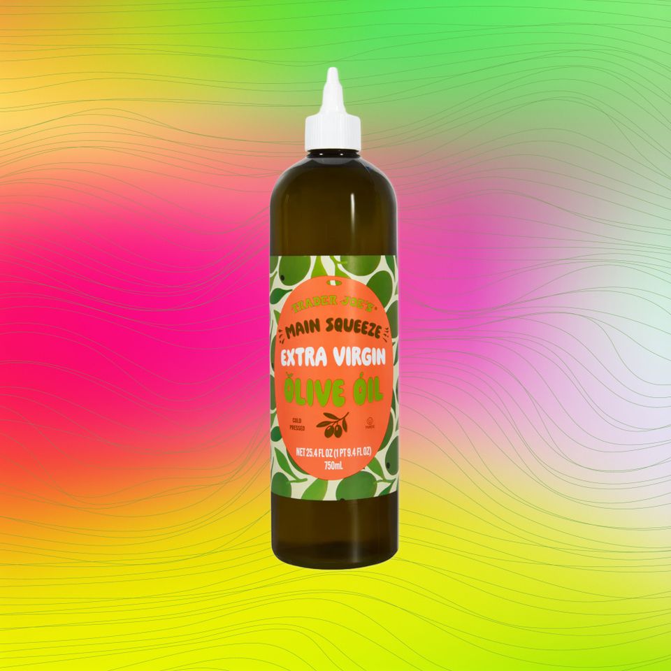 ट्रेडर जोस मेनची एक बाटली रंगीबेरंगी पार्श्वभूमीवर एक्स्ट्रा व्हर्जिन ऑलिव्ह ऑईल पिळून काढते क्रेडिट: ट्रेडर जो चे. इटिंगवेल डिझाइन.