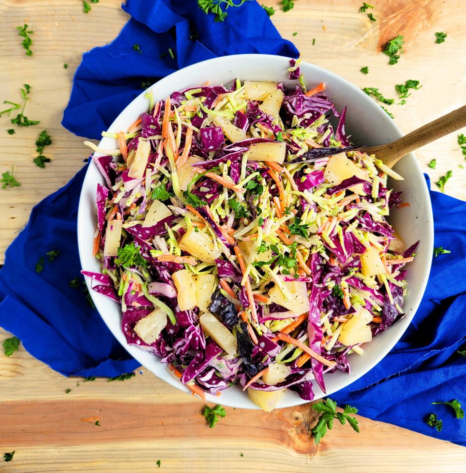 सोपे अननस Coleslaw क्रेडिट: अँड्रिया मॅथिस