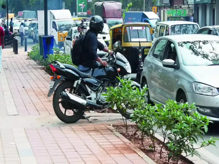 भारताचे सर्वोच्च न्यायालय फूटपाथचा अधिकार.jpg भारताचे सर्वोच्च न्यायालय फूटपाथचा अधिकार.jpg