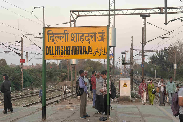 फोन हिसकावून पळून जाणाऱ्या चोरट्याचा पाठलाग करताना 21 वर्षीय तरुणाचा रेल्वेची धडक बसून मृत्यू; शाहदरा स्टेशनवर भीषण अपघात
