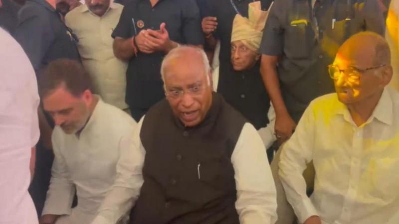 Supriya Sule's daughter's wedding: Amitabh-Jaya-Shweta Bachchan with Anil Ambani; Shivakumar, Rahul Gandhi, Mallikarjun Kharge, Adanis to Ambanis attend, Abhishek Bachchan skips