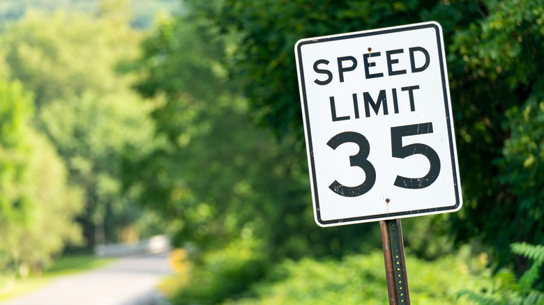 ग्रामीण रस्त्यावर 35 mph वेग मर्यादा चिन्ह