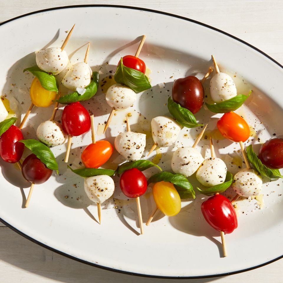टोमॅटो-तुळस Skewers क्रेडिट: छायाचित्रकार / जेन कॉसी, फूड स्टायलिस्ट / एमिली नाबोर्स हॉल