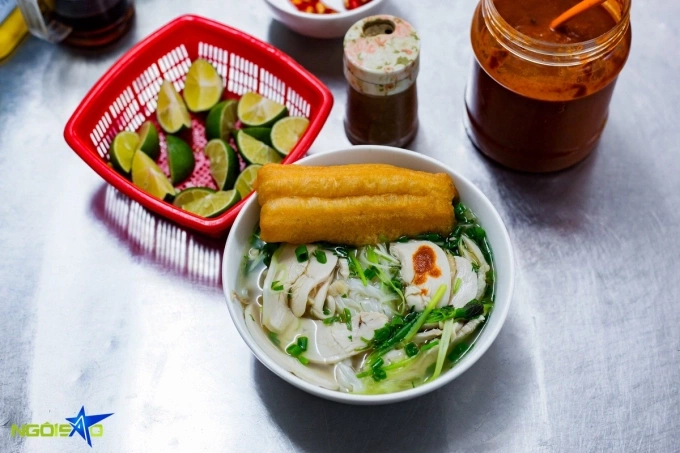 Pho Nguyet त्याच्या कणखर, नॉन-मशी चिकन मांस आणि हलका-चविष्ट मटनाचा रस्सा यामुळे गुण मिळवतो.